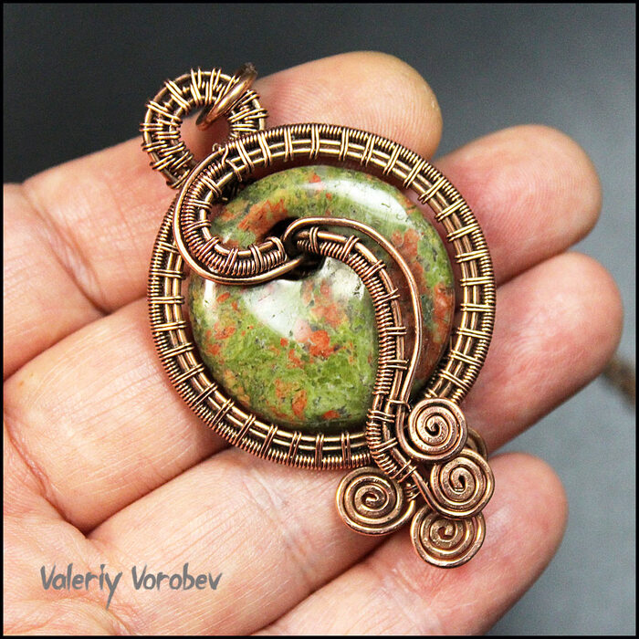 Кулон ручной работы из проволоки и камня