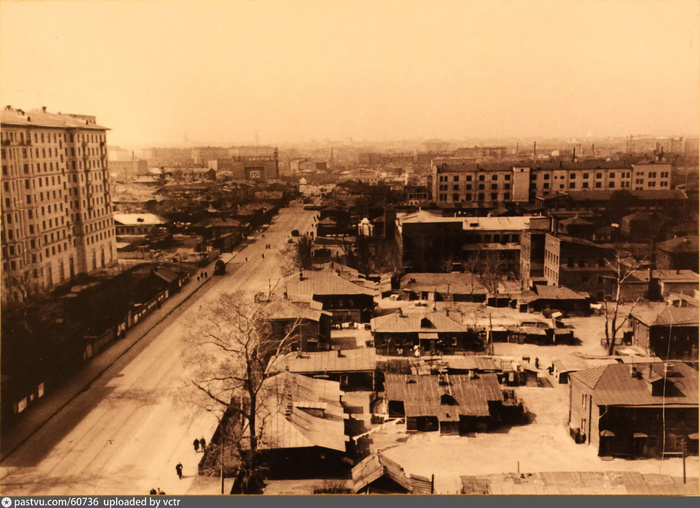 Застройка Щербаковской улицы на месте будущих 16-этажных домов, 1959-1962. Вид от современного здания №35 в сторону метро "Семёновская". С сайта <!--noindex--><a href="https://pikabu.ru/story/neobyichnyie_zhilyie_doma_na_shcherbakovskoy_ulitse_moskvyi_12486017?u=http%3A%2F%2Fwww.pastvu.com&t=www.pastvu.com&h=3a9dc09f3a362ad923b8078d477795b9581f7c33" title="http://www.pastvu.com" target="_blank" rel="nofollow noopener">www.pastvu.com</a><!--/noindex-->.