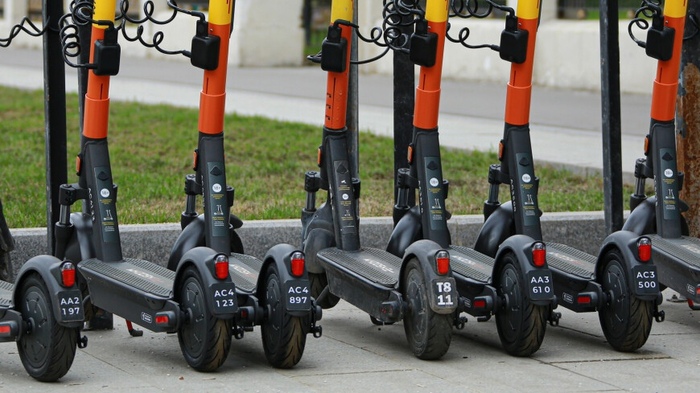 В Госдуме предложили запретить движение электросамокатов на тротуарах