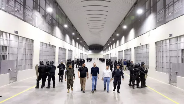 Дом для гангстеров: самая большая тюрьма в мире Длиннопост, Тюрьма, Сальвадор, Латинская Америка, Террористы, Теснота, Борьба с преступностью, Видео, YouTube