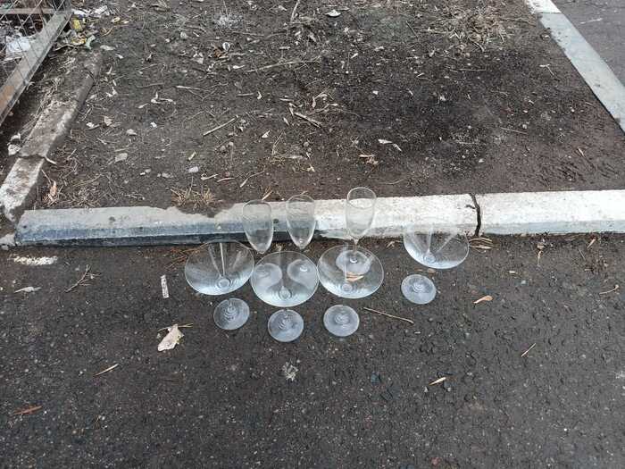 Весной вместо подснежников посреди города, стоят фужеры. Что бы это значило?