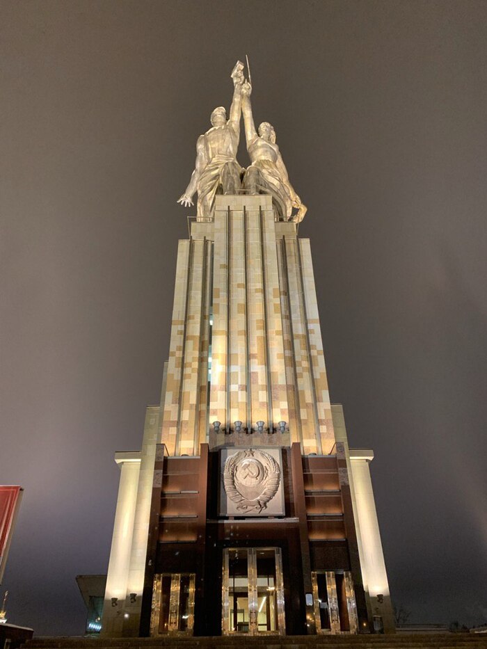 Рабочий и колхозница смотрят на обычного капиталистического работягу сверху и спрашивают, помогли ли мне американские боги. Стоял сам, фоткал сам. Впечатляет очень.