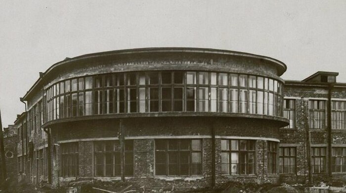 Фотография здания утащена с сайта Ленинградский конструктивизм. Судя по всему здание было не зеленое.