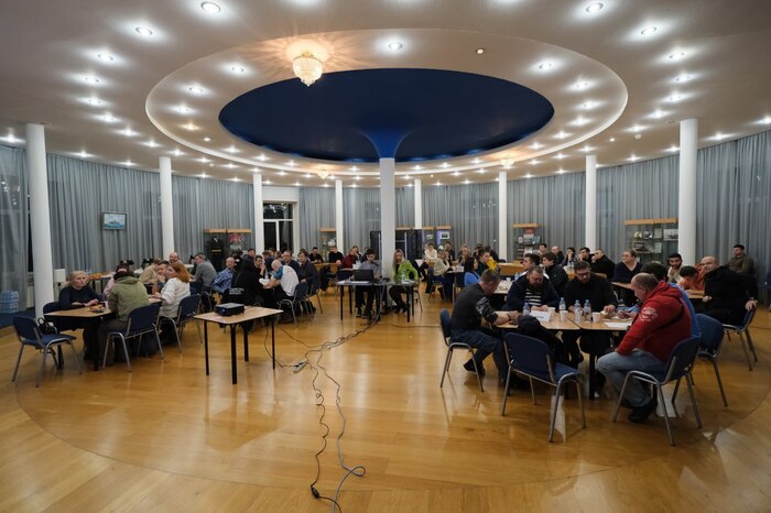 В музее проходят заводские мероприятия. Вот тут играют в Что? Где? Когда? Напряженная битва