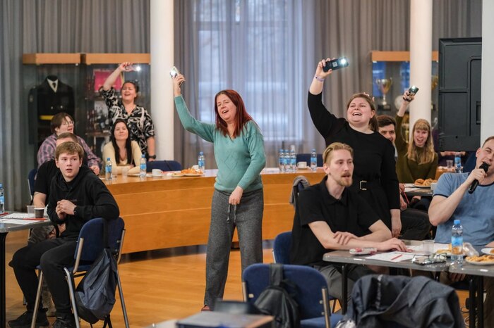 А это прошло музыкальное лото, где надо было петь и танцевать. Поначалу было стеснительно, но потом все разошлись.