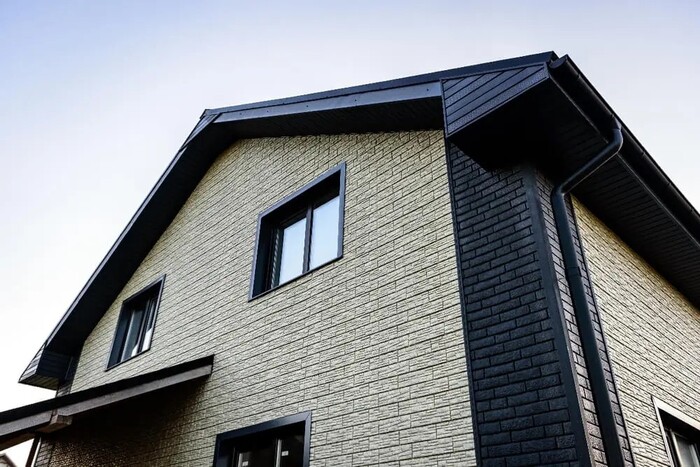 У фиброцементного сайдинга широкий выбор фактур и цветов: он имитирует камень, кирпич, дерево