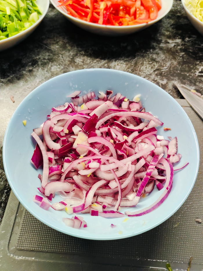 Мариную красный лук.