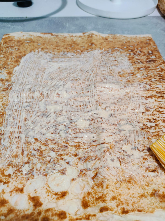 Смазываю лаваш соусом