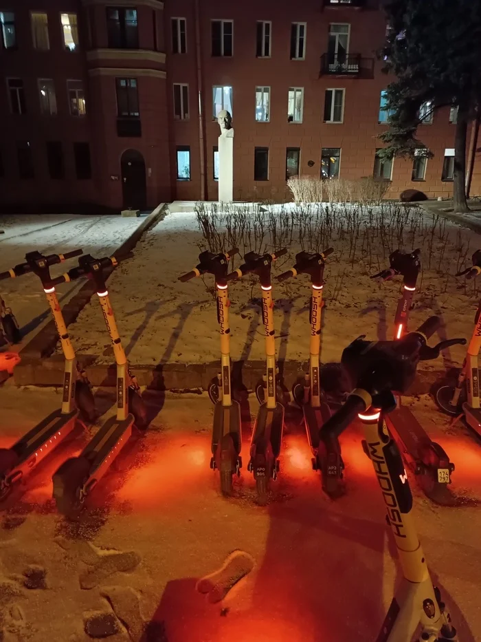 Lenin and Evil - My, Lenin, Evil, Electric scooter, Saint Petersburg, Confrontation, Longpost, Scooter rental, Lenin monument, Night city