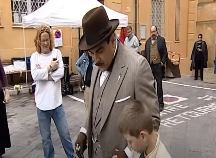 Как снимали сериал Пуаро Агаты Кристи: кадры со съемок и интересные факты Актеры и актрисы, Классика, Фото со съемок, Эркюль Пуаро, Дэвид Суше, Агата Кристи, Экранизация, Яндекс Дзен (ссылка), Ностальгия, Длиннопост