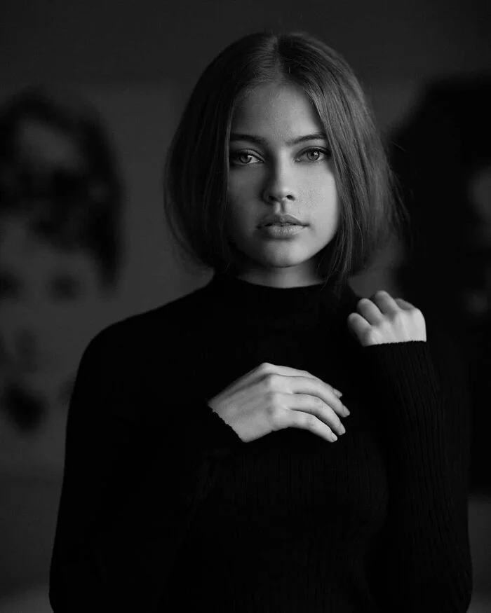 Pauline - Girls, Black and white photo