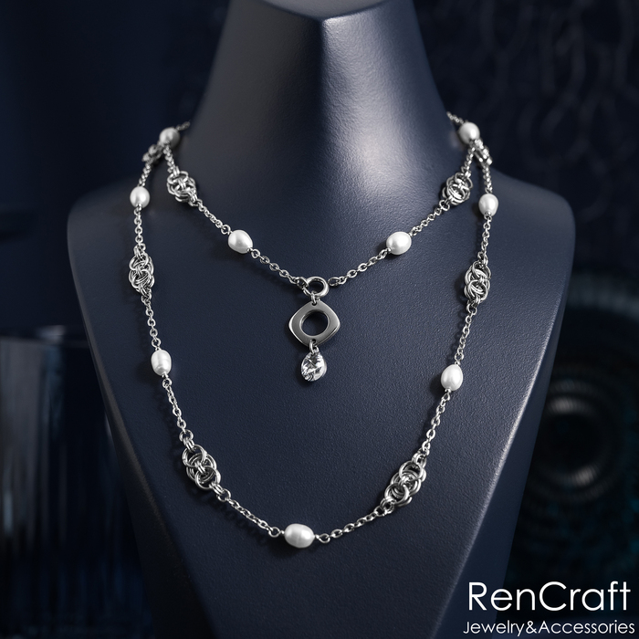 Толщина кольчужных элементов 9 мм, масса всего изделия - 36 грамм. Длина 125 см.