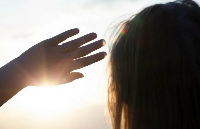 "Доктор я совсем не могу выйти на улицу днём, солнце просто выжигает мне глаза"