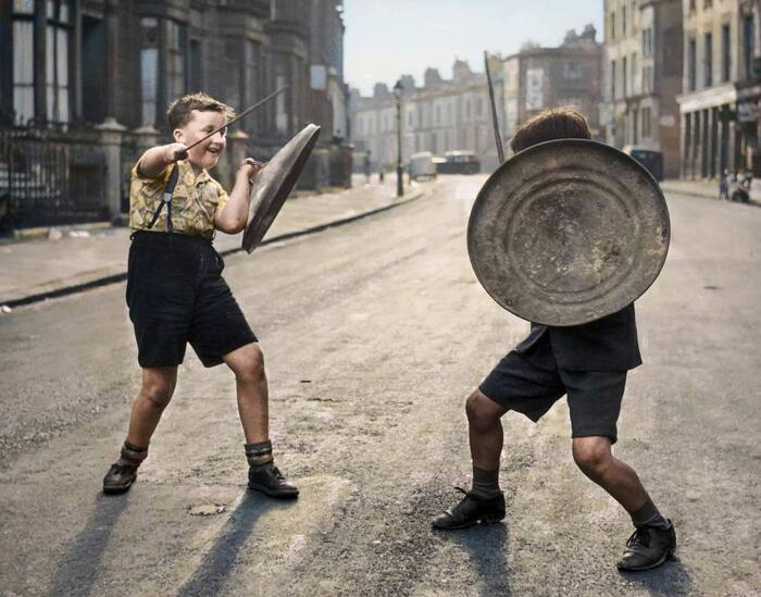 Два мальчика играют в рыцарей на улице Play Street в Лондоне, Англия, 1947 год