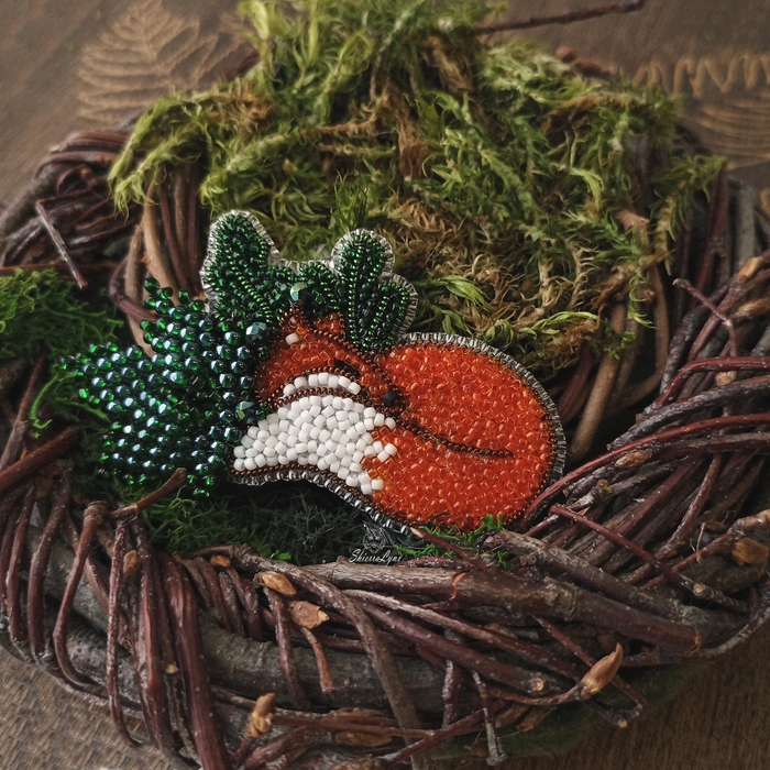 Лиса спящая в листве. Листик сплетен отдельно, он обьемный.