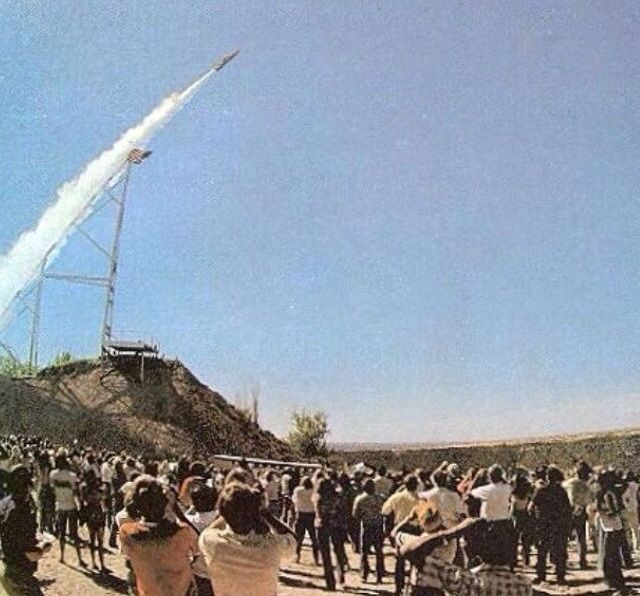 Знаменитый Ивел Книвел в прыжке через Гранд Каньон