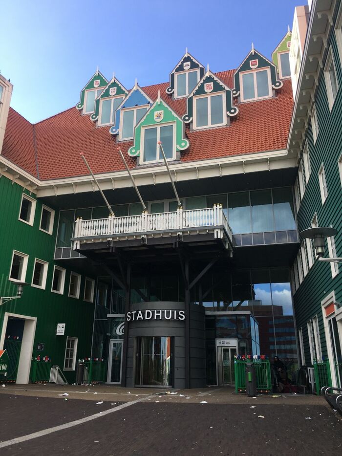 Этот домик, администрация города в Амстердаме. Мэрия.