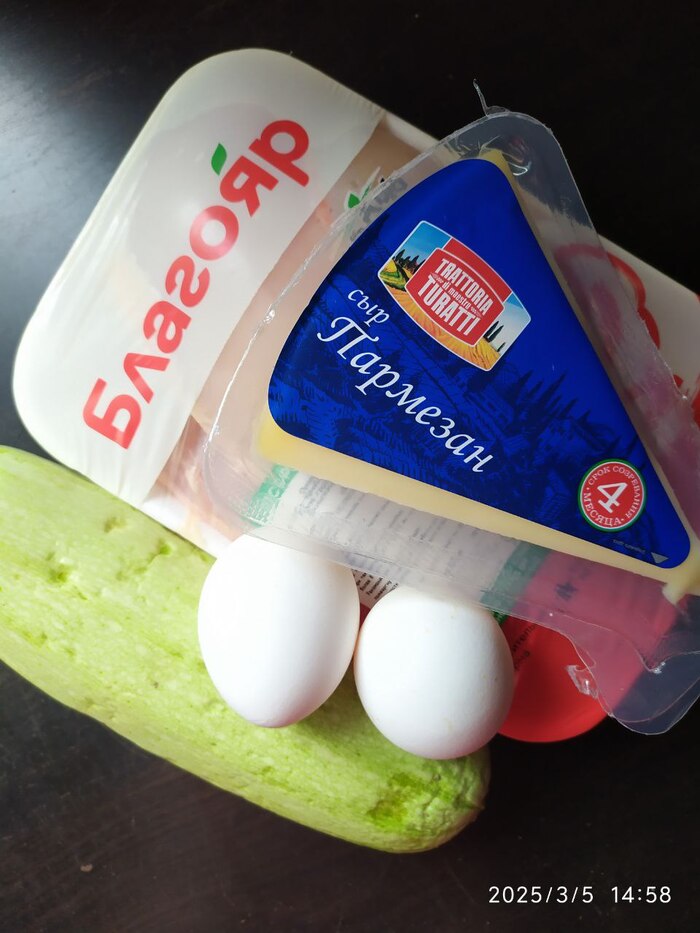 Пармезаном будем посыпать, а основные ингредиенты это кабачок, грудка и два яйца.