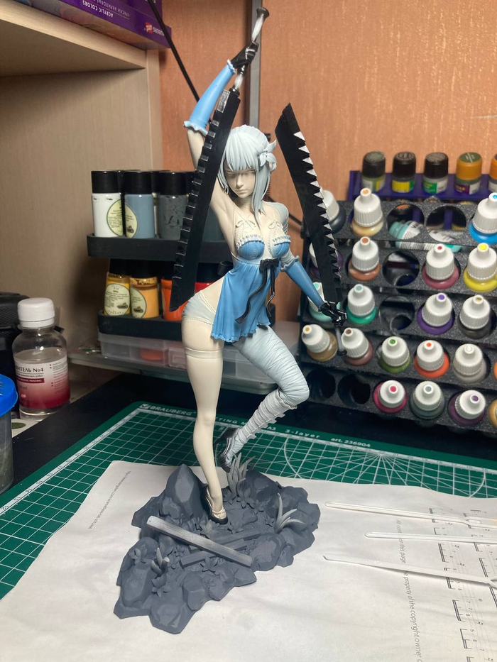 Всё так же аэрографом наношу базовые цвета, стараясь не слишком заезжать куда не следует - лишние перекрытия цветов могут испортить итоговый вид.