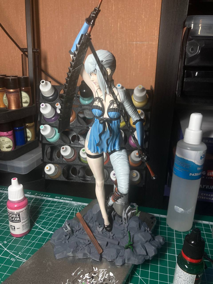 Занимаюсь деталями - все шнурочки, ремешки, тесемочки, ржавчина на мечах, тени и высветления на одежде и теле - вот это вот всё. Потом смотрю, где грубо и схематично, и выравниваю.