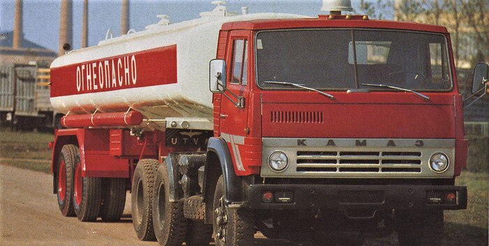 Седельный тягач КамАЗ-5410 с цистерной для перевозки огнеопасных грузов