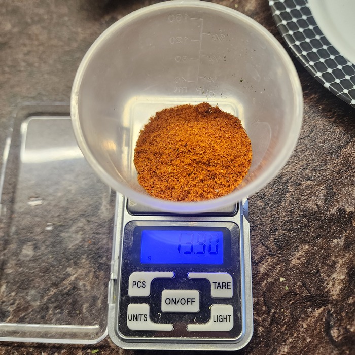 Добавляем острую приправу (её внешний вид и вес).