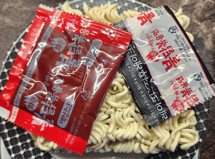 Содержимое упаковки корейского Buldak (для сравнения)