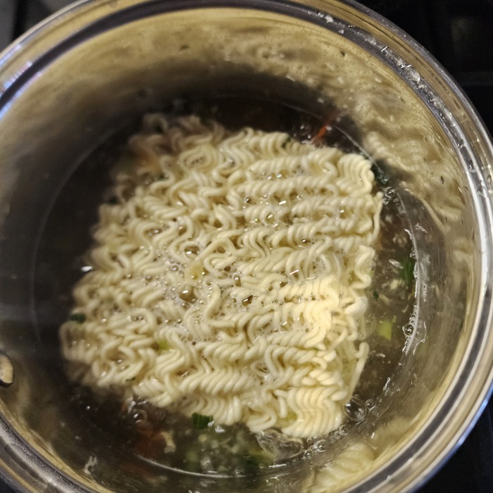 Кладем брикет лапши.