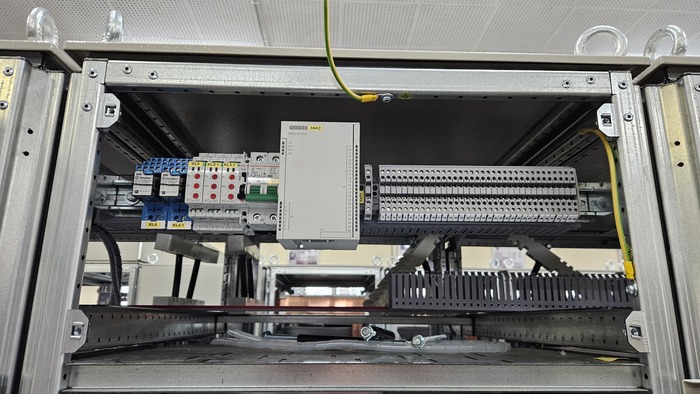 Шкафы двусторонние, спереди управление, с другой стороны силовая часть.