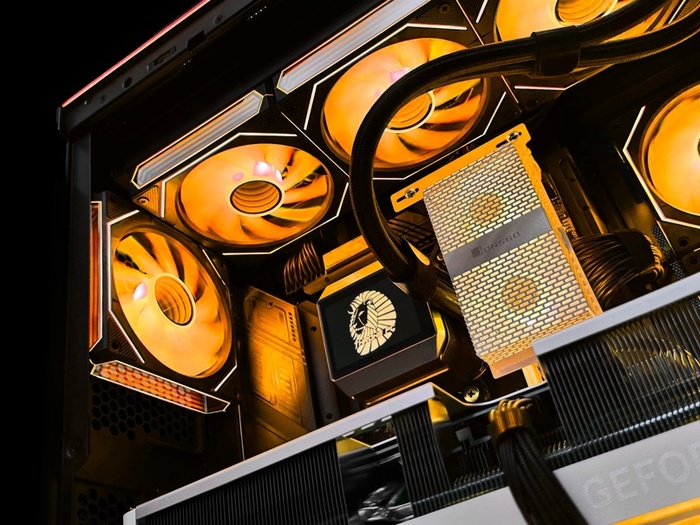 На радиаторе СЖО сделана система PUSH&PULL, состоящая из 6 вентиляторов, 3 сбоку и 3 снизу на вдув, 1 вентилятор сзади на выдув и 2 вентилятора на радиаторе для охлада ОЗУ