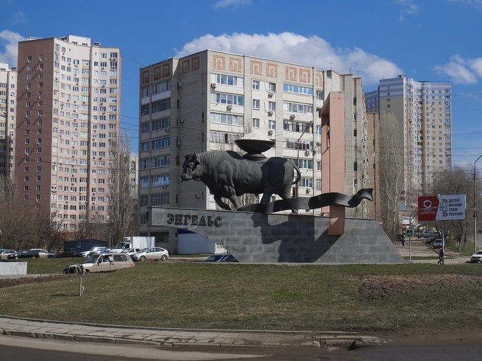 Бык солевоз памятник в г.Энгельсе на пересечении ул Тельмана, Полиграфической и Комсомольской)