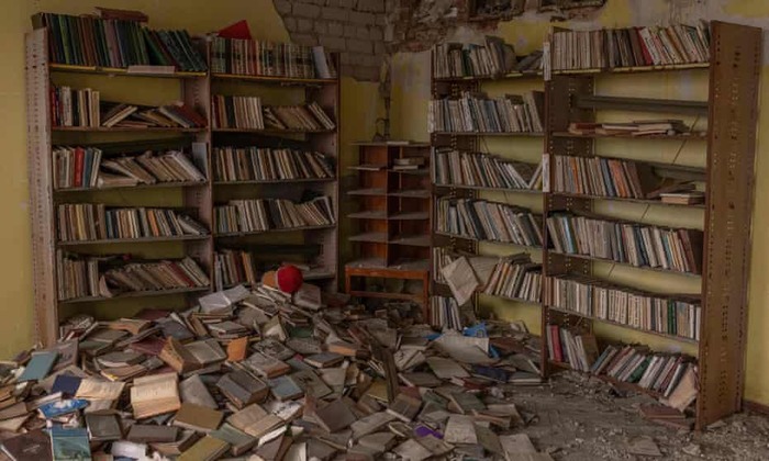 The Guardian: Украинский подпольный книжный клуб бросает вызов попыткам России переписать историю