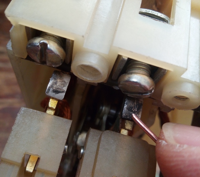 Указан подвижный контакт, заметно его подгорание.