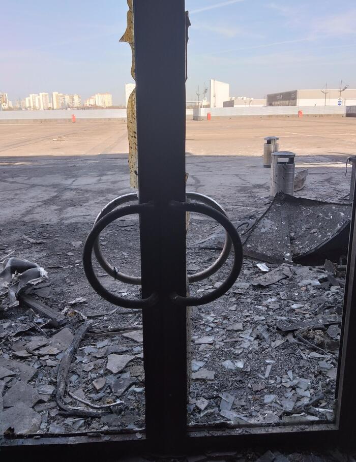 отм. 24.500 входная группа зала 20, вид на парковку.