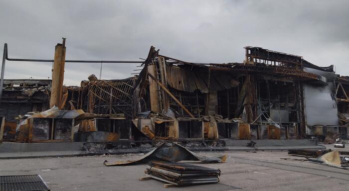 отм. 24.500 вид с парковки на концертный зал и входную группу зала 20. на первом плане линия кондиционеров.