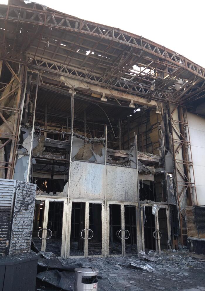 отм. 24.500, вид на входную группу зала 20 с парковки.