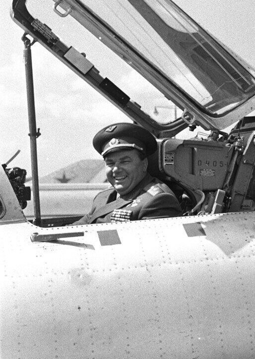 Трижды Герой Советского Союза, генерал-лейтенант Иван Кожедуб в кабине самолёта Су-7У, 1968 год