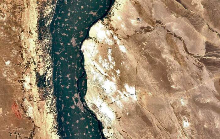 "Белое" на востоке от Нила - карьерные разработки.