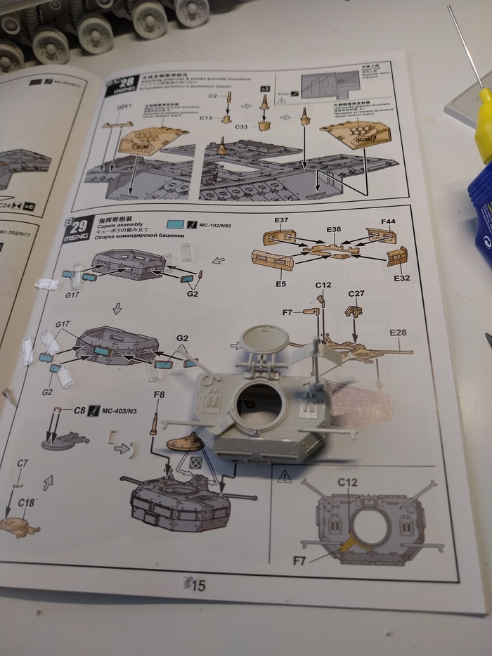 Стекол много и их предлагаю покрасить черной краской до вклеивания.