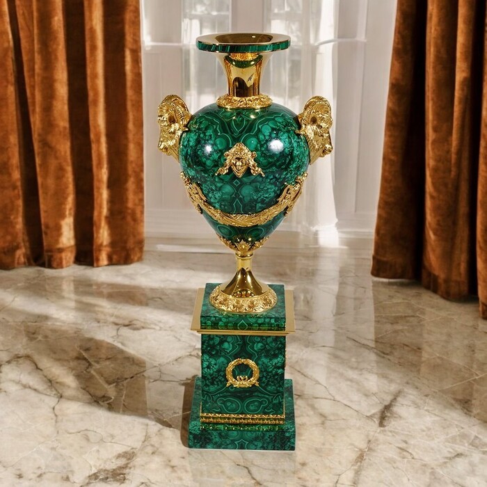 Ваза «Капля» на постаменте из малахита