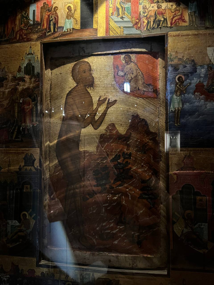 Конечно же, много икон