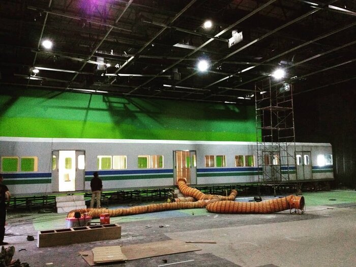 Подготовка к эпичной сцене в вагоне.