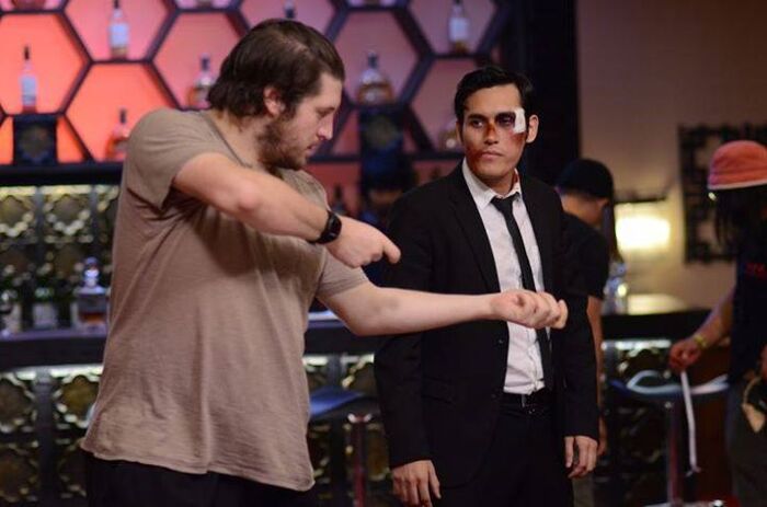 Гарет Эванс учит Арифина Путра (Учо) стрелять.