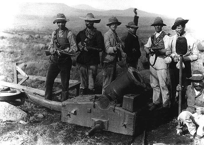 Бурские ополченцы с антикварной, но вполне действующей мортирой.