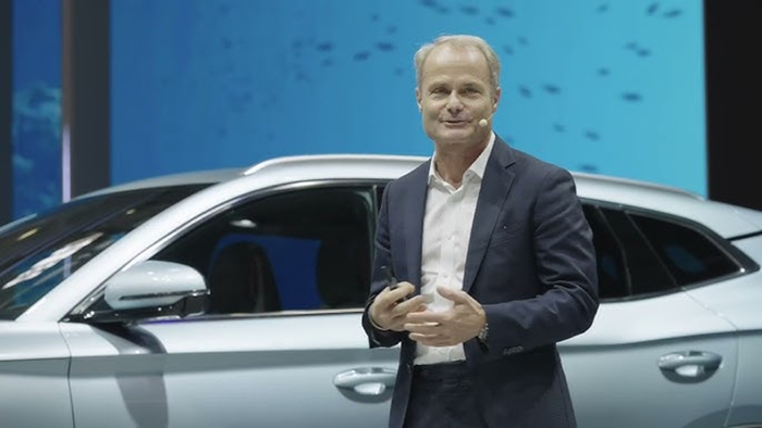 Вольфганг Эггер. Родился в Германии, учился в Италии. В целом, у него итальянская школа автомобильного дизайна. До BYD прославился работой с Audi, Alfa Romeo и итальянскими спорткарами.