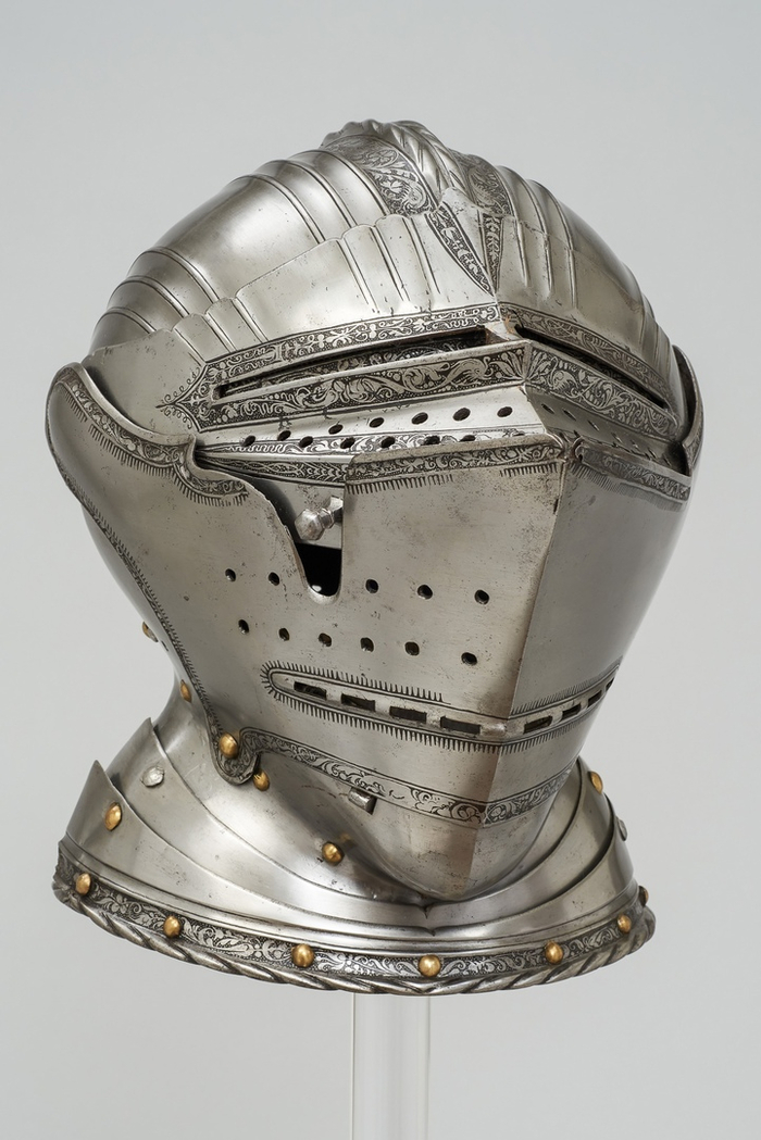 Этот уже публиковал. Закрытый шлем с гравировкой и рифлением, барона Вильгельму фон Рогендорфа. прим. 1520-1535 гг, Вес: 3,75 кг.