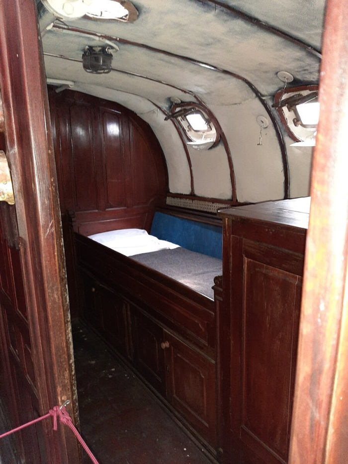 Дневное освещение - через иллюминаторы и световые люки в палубе, в темное время суток - электричество, видны светильник и проводка.