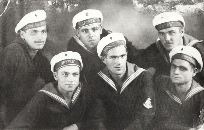 Курсант Никола Вапцаров (средний в первом ряду) с друзьями по Машинному училищу. В 1942 г. он будет расстрелян по приговору трибунала монархо-фашистского режима среди членов ЦК Болгарской Коммунистической партии...