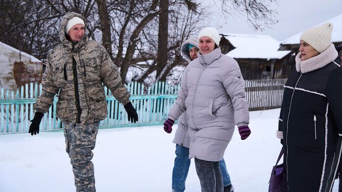 Мамы школьников и бывшая учительница.