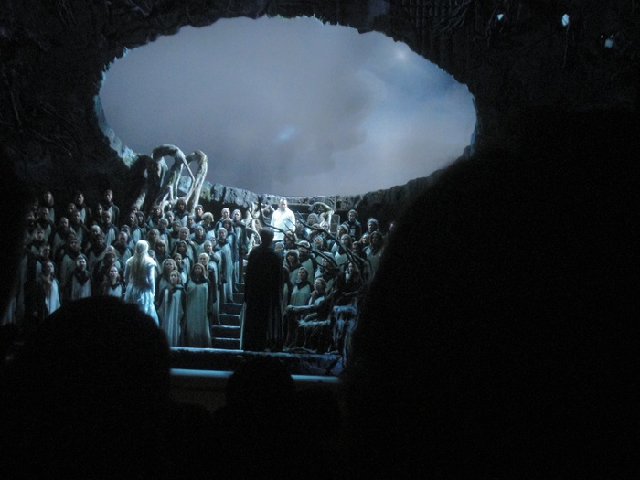 декорации подходят под Вагнера, но нельзя делать счастливыми финалы его опер, там в оригинале всё не так!